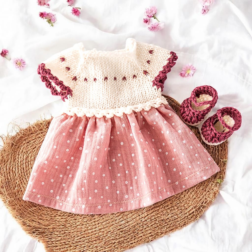 Puppenkleid für Stoffpuppen rosa mit Schuhen. Oberteil gestrickt, Rock aus Musselin