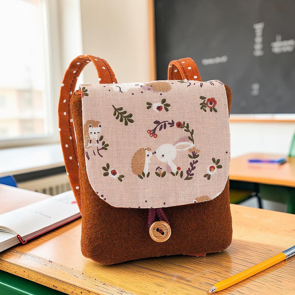 Rucksack für Waldorfpuppe & Stoffpuppe handgefertigt aus Wollfilz und Baumwollstoff mit Hase und Igel in der Farbe Braun