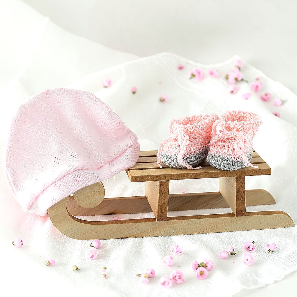 Puppenset in Rose mit Mütze und Schuhen für Babypuppe