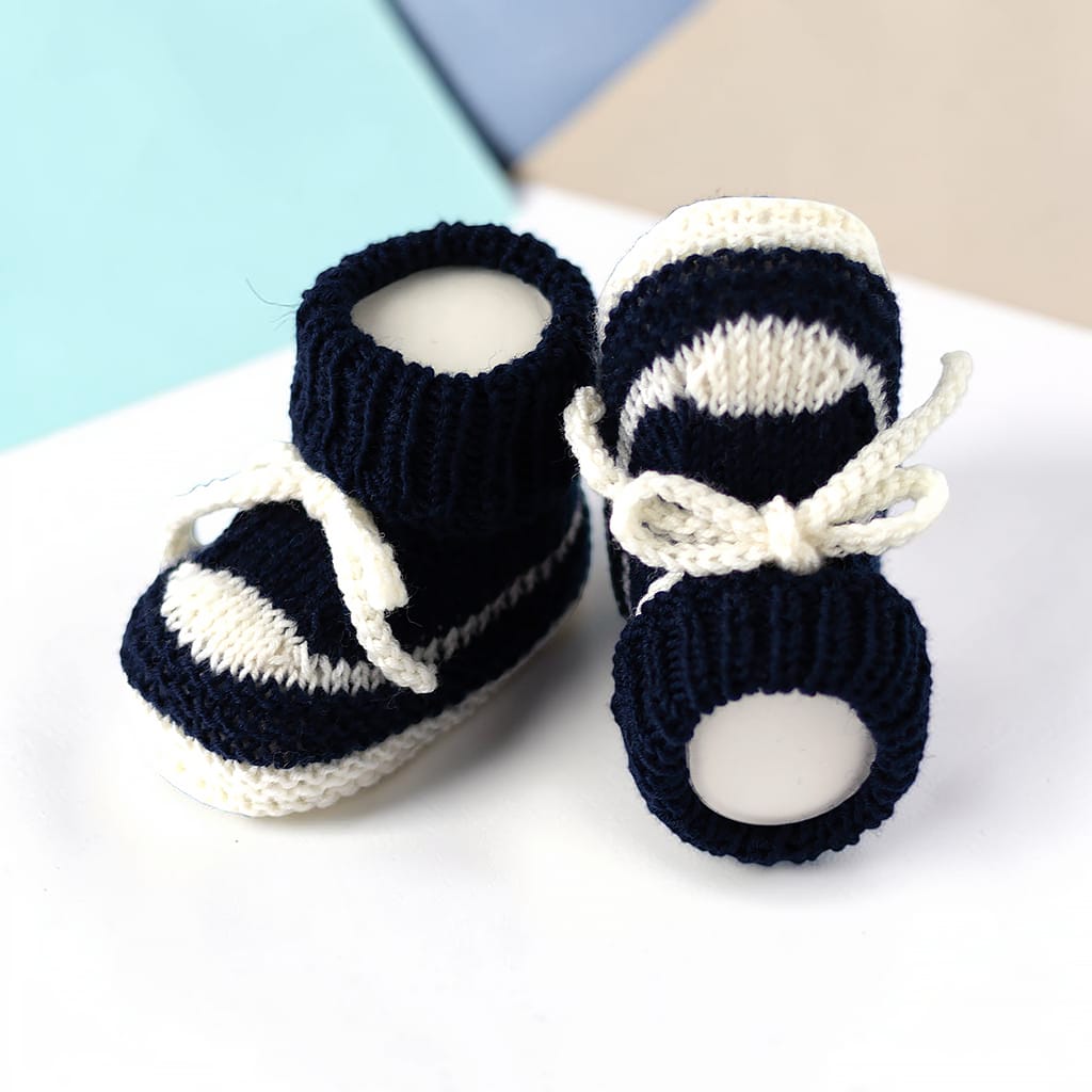 Gestrickte Babyschuhe in Marineblau und Naturweiß mit hohem Bündchen und Schnürung, warme Schuhe für Babys