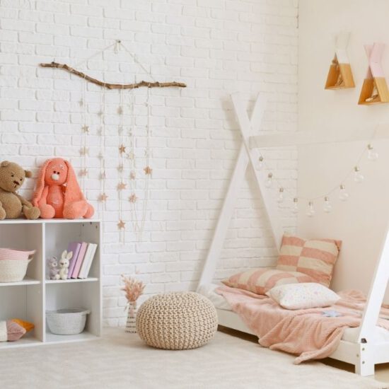 Modernes Kinderzimmer mit wenig Einrichtung