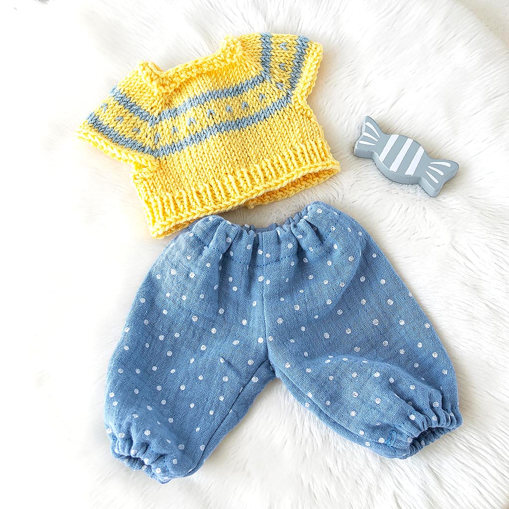 Handgemachte Puppenkleidung für 30 cm Stoffpuppe: gelber gestrickter Pullover aus Merinowolle und blaue Musselinhose mit Punkten