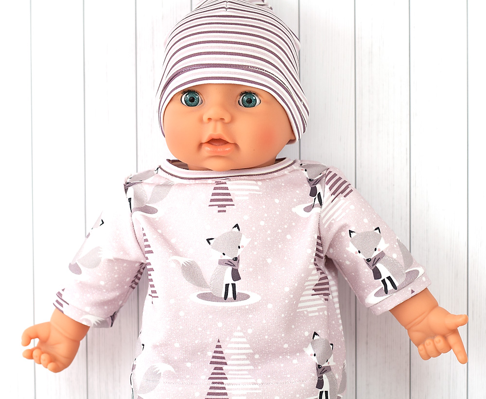 Babypuppe mit Puppenanzug Fuchs in Rosa und Grau mit passender gestreifter Mütze für Puppen 43 bis 46 cm