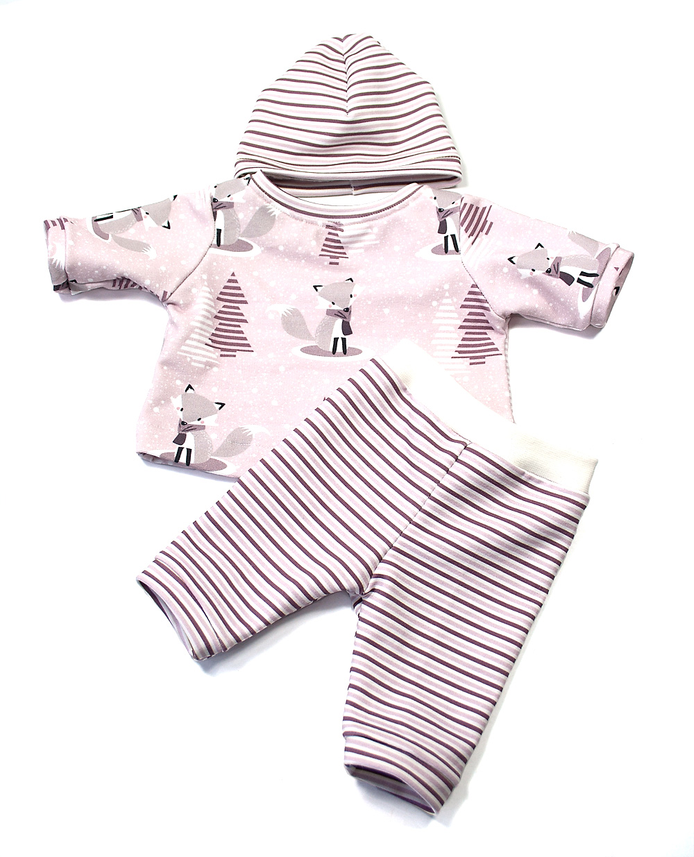 Puppenanzug für Babypuppe mit Fuchs-Motiv und gestreifter Hose aus weichem Jersey auf weißem Hintergrund