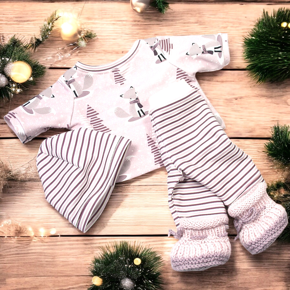 Puppenkleidung für Babypuppe 43 bis 46 cm mit Fuchs-Motiv, gestreifter Hose, Mütze und gestrickten Schuhen auf Holzhintergrund