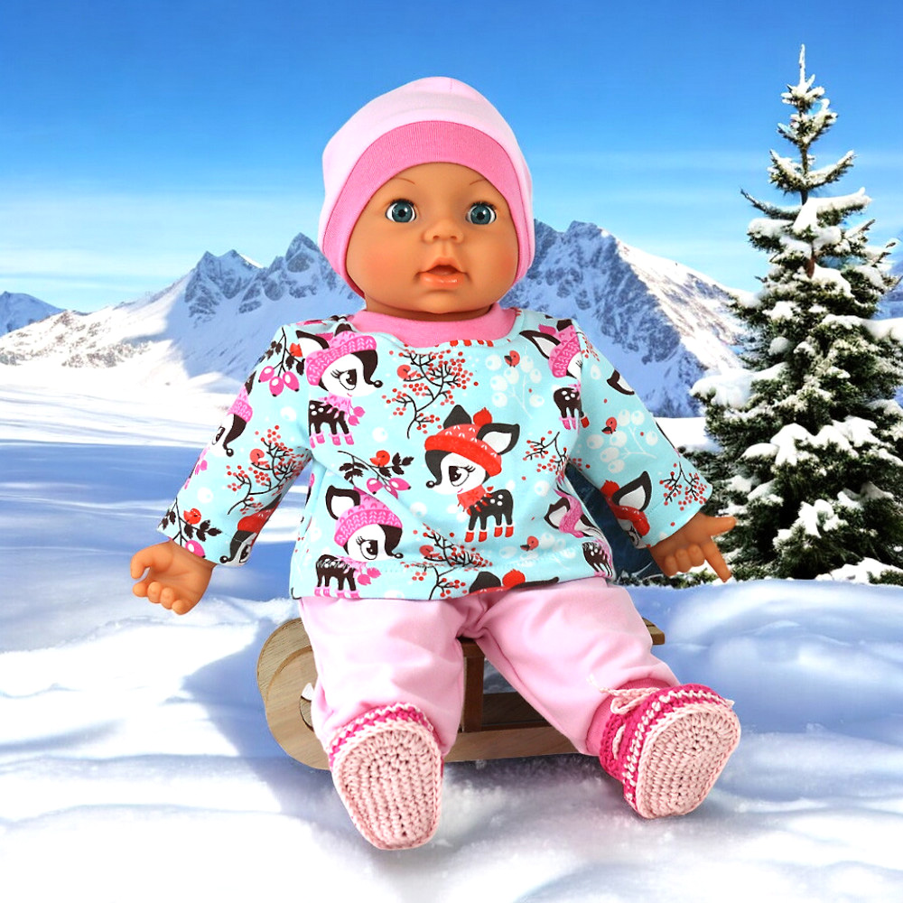 Babypuppe mit Puppenanzug Hafenkitz Winter in Rosa und Türkis mit Mütze und gehäkelten Schuhen im Schnee