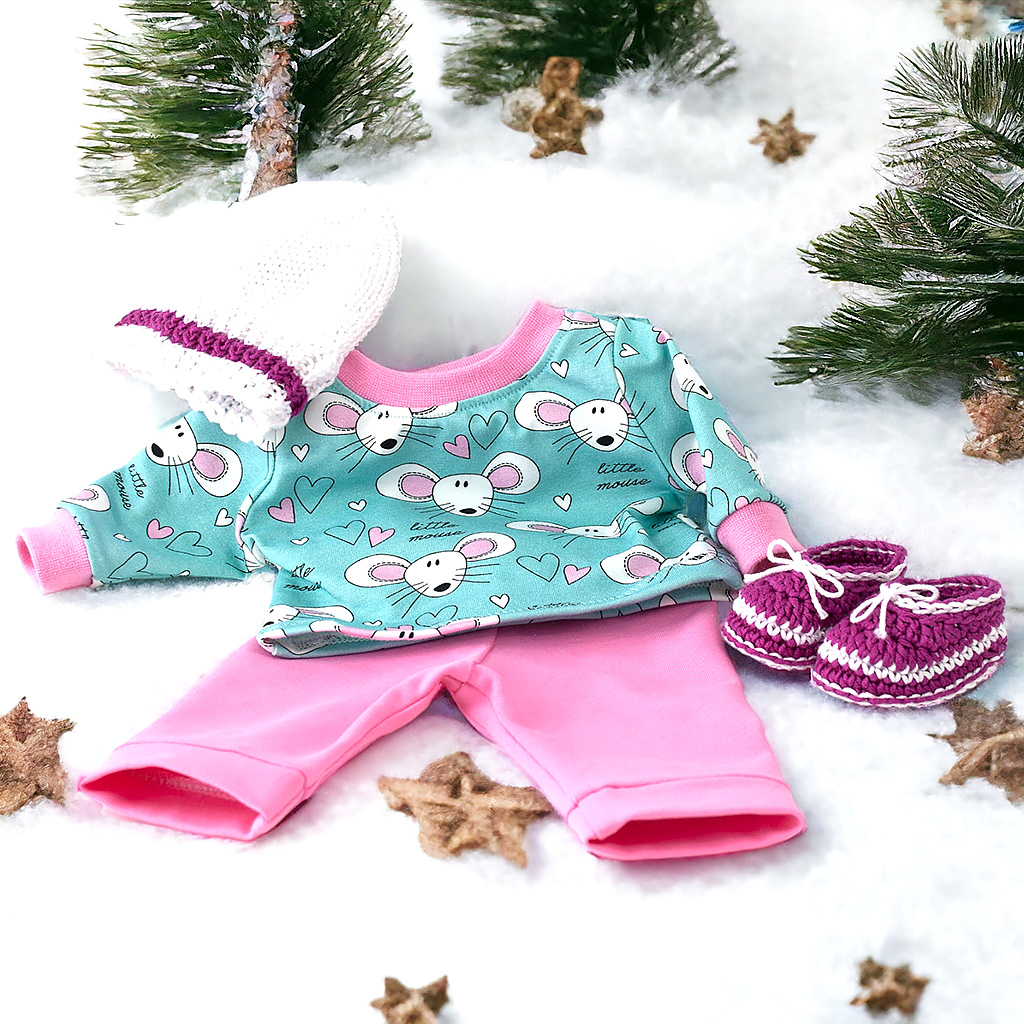 Puppenkleidungs-Set für Babypuppe 43 cm mit Maus-Motiv, rosa Hose, gestrickter Mütze und Sommerschuhen im Schnee dekoriert