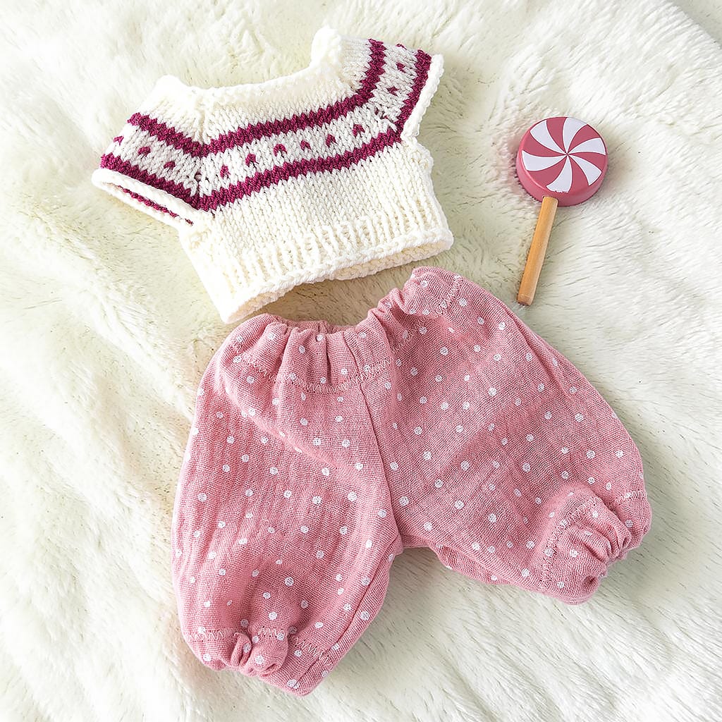 Handgemachte Puppenkleidung für 30 cm Stoffpuppe: gestrickter Merinowollpullover mit Muster und altrosa Musselinhose mit Punkten