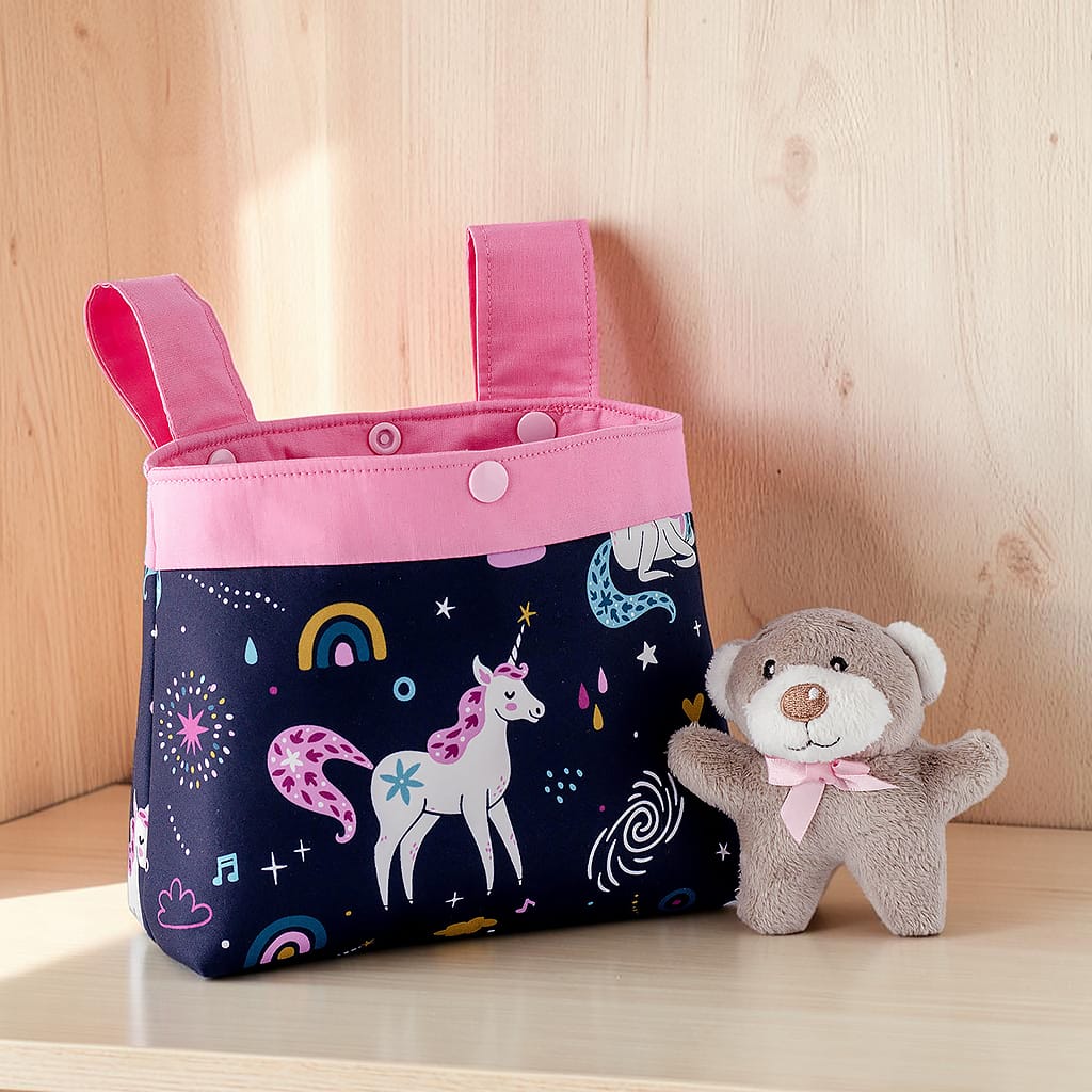 Handgenähte Lenkertasche für Kinder aus Softshell mit Einhornmotiv und pinken Details am Fahrradlenker