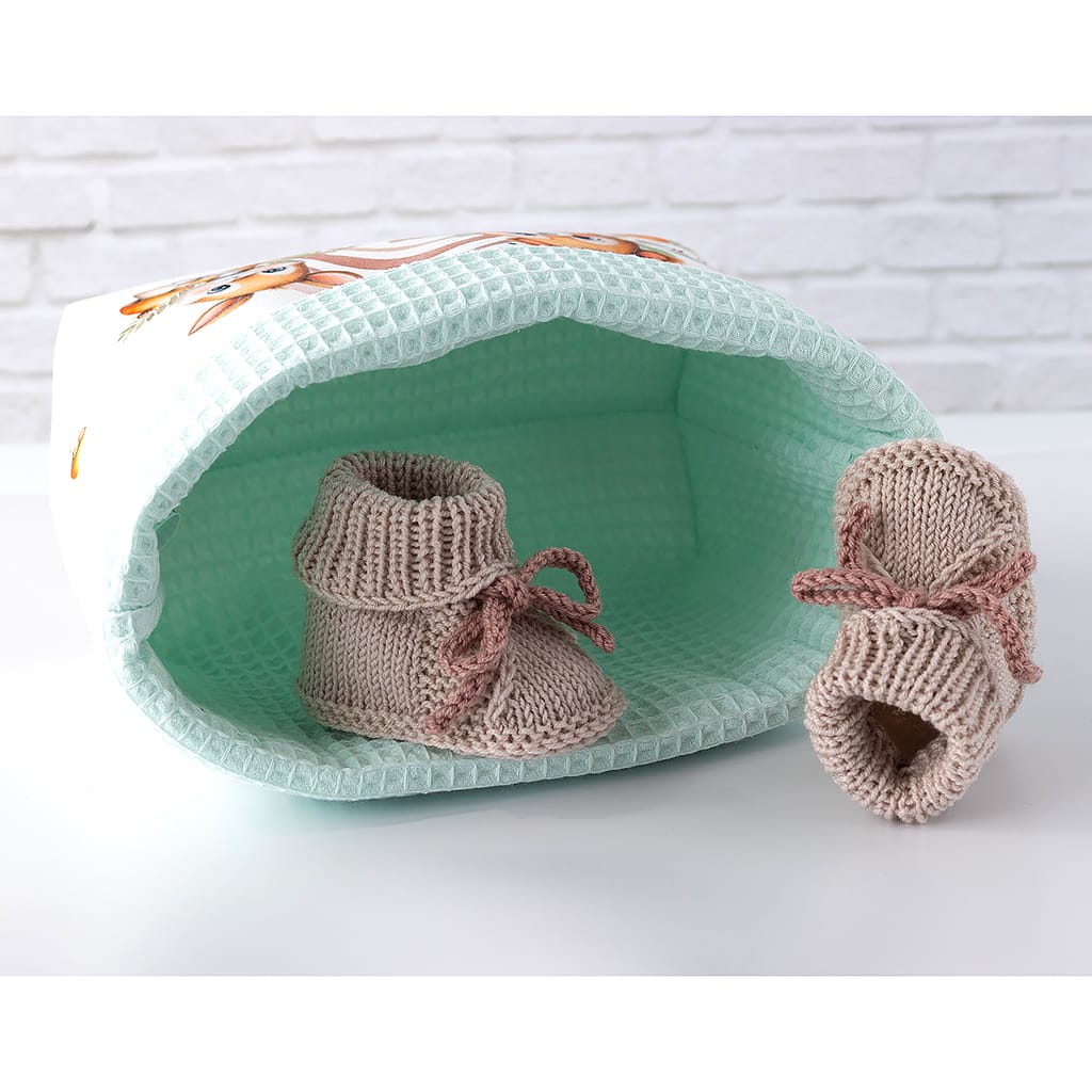 Utensilo als Geschenkverpackung mit gestrickten Babyschuhen