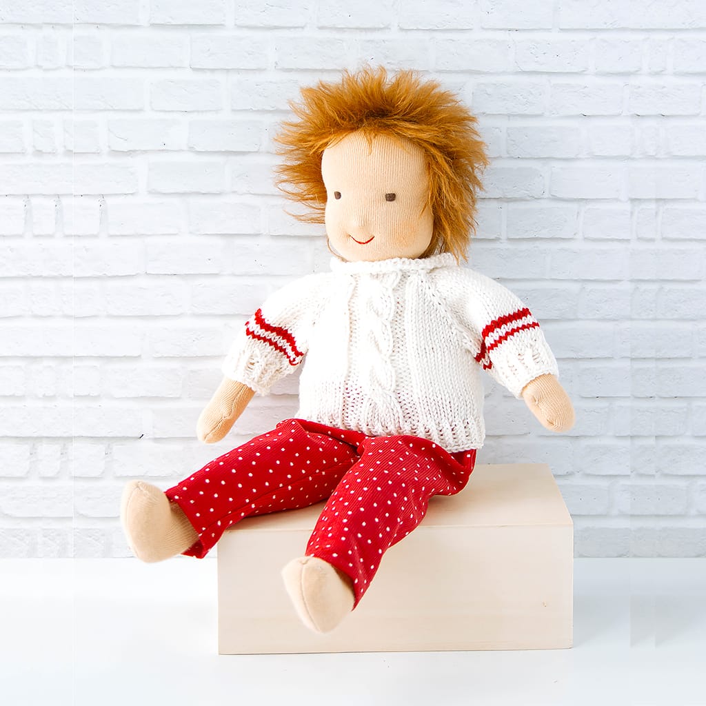 Puppenkleidung für Waldorfpuppen mit roter Cordhose und handgestricktem Pullover