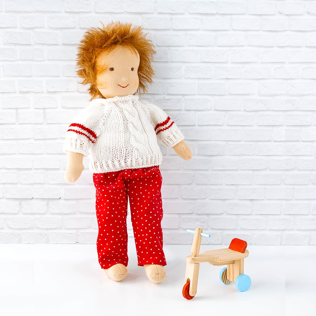 Rote Puppenhose aus Babycord an einer 38 cm Waldorfpuppe getragen