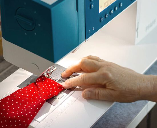 Der Saum einer Puppenhose wird genäht