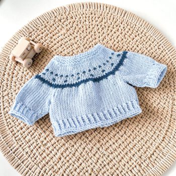 Handgestrickter Puppenpullover in Hellblau mit nordischem Muster für Waldorfpuppen