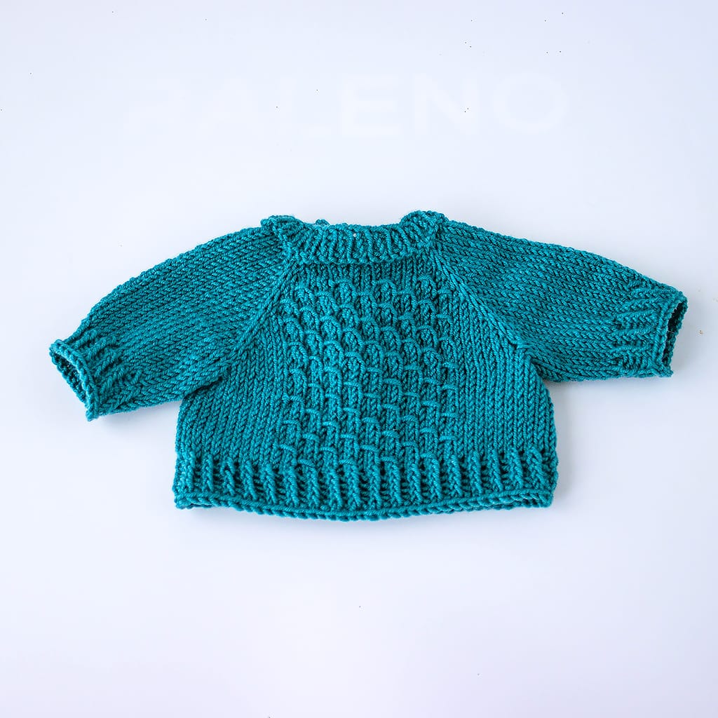 Petrolfarbener Puppenpullover aus Merinowolle für Waldorfpuppen 38 bis 40 cm, flach von vorne fotografiert.