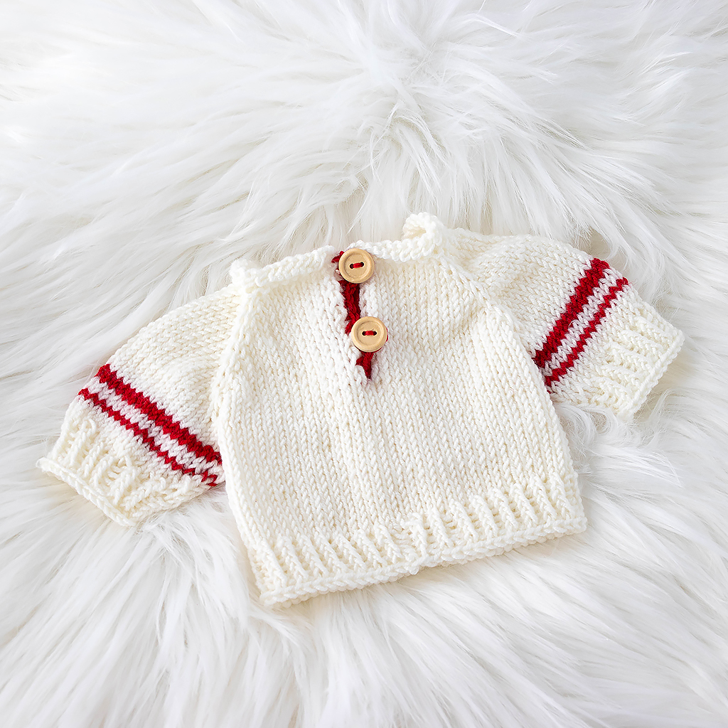 Puppenpullover aus Merinowolle mit Holzknöpfen auf der Rückseite