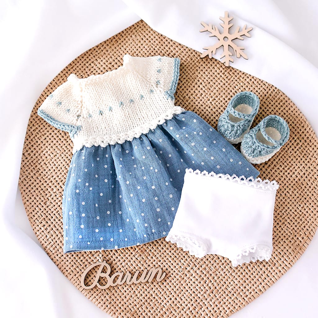 Handgefertigtes Puppenkleid aus weißer Merinowolle und blauem Musselin mit weißen Punkten, dazu weiße Unterhose und gehäkelte Schuhe für eine 32 cm Stoffpuppe