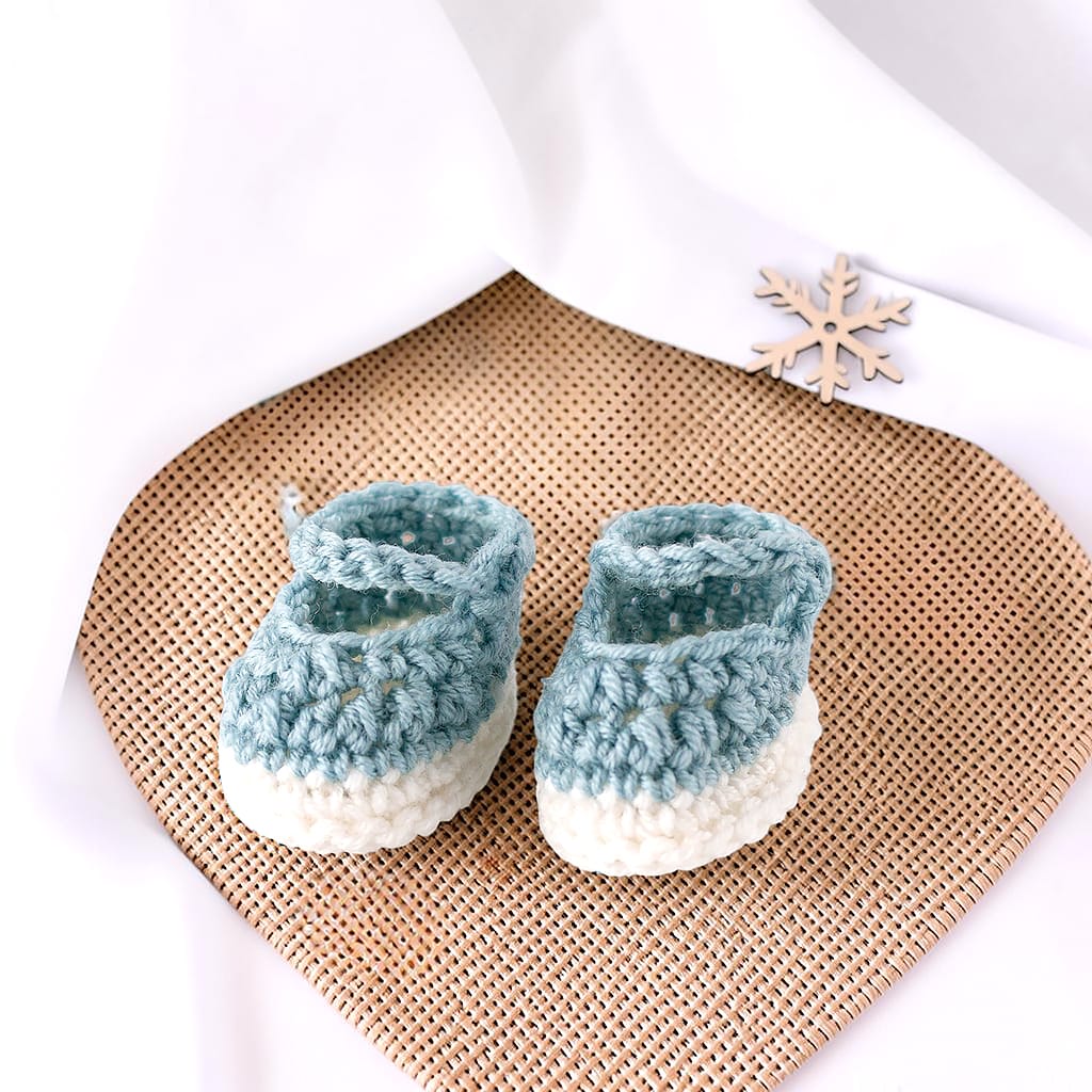 Gehäkelte Puppenschuhe in Hellblau und Weiß passend zum Puppenkleid für eine 32 cm Stoffpuppe