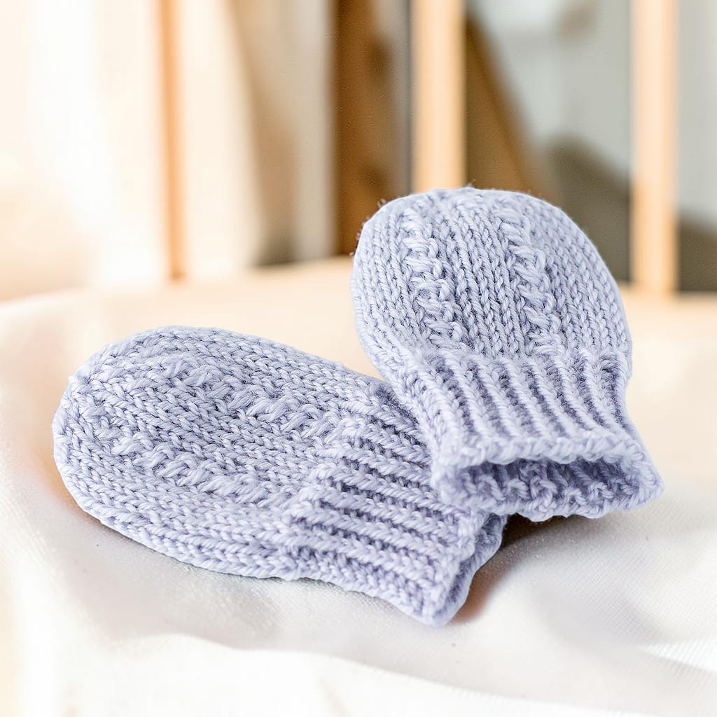 Paar weiche graue gestrickte Fäustlinge für Neugeborene aus Merinowolle und Kaschmir
