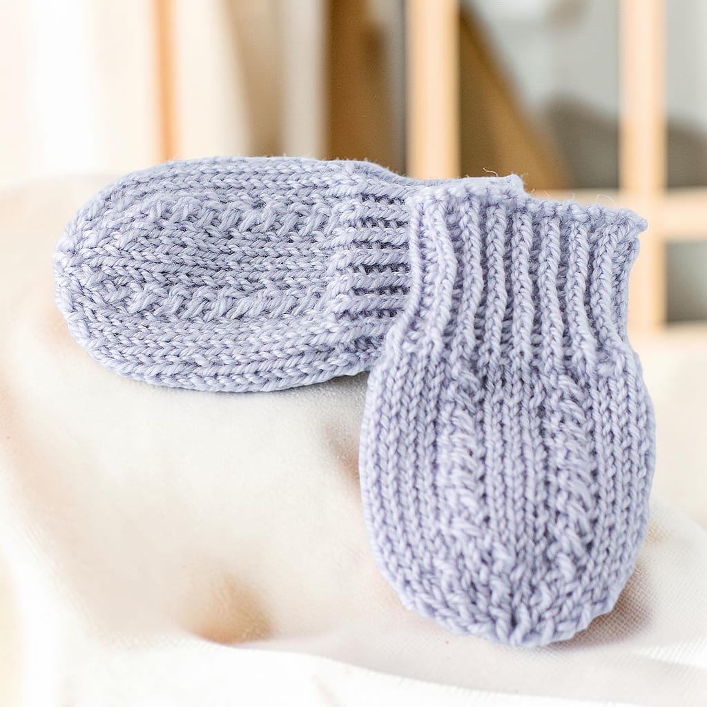 Gestrickte Fäustlinge in zartem Grau mit geripptem Bündchen für Neugeborene