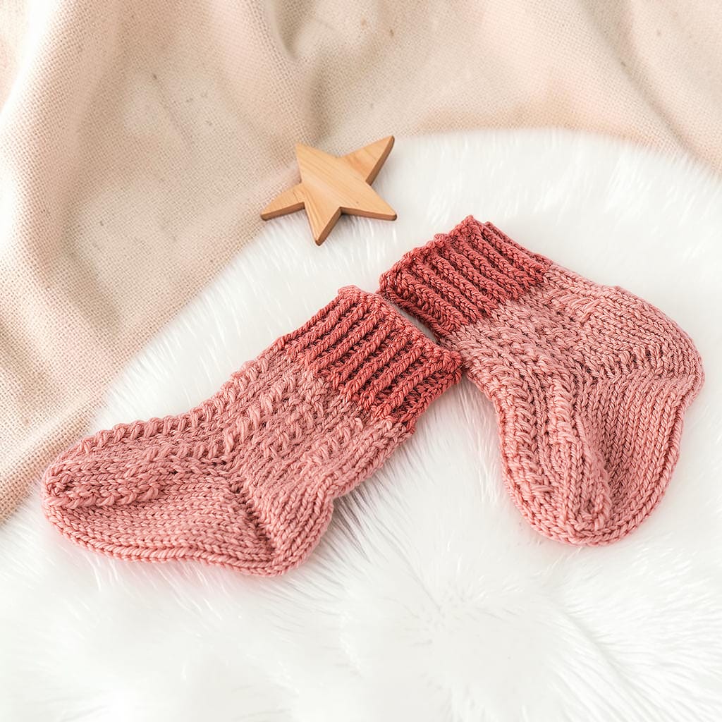 Gestrickte Babysocken für Neugeborene in warmem Altrosa aus Merino und Kaschmir