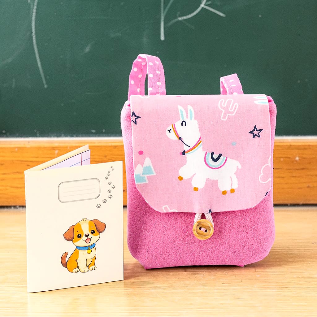 Handgefertigter Puppenrucksack aus rosa Wollfilz mit Lama-Motiv für Waldorfpuppen und Stoffpuppen