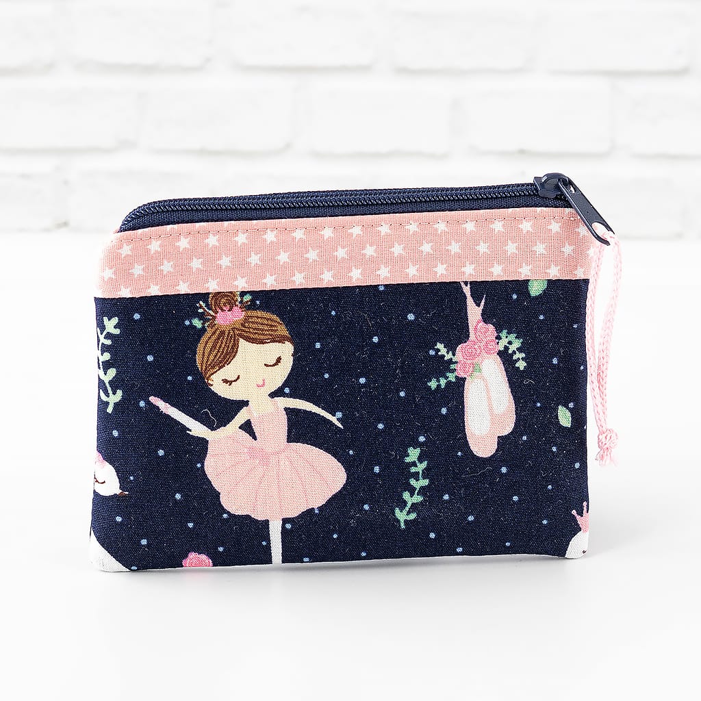 Rückseite kleines Kinder-Portemonnaie mit tanzender Ballerina und rosa Ballettschuhen auf dunklem Stoff