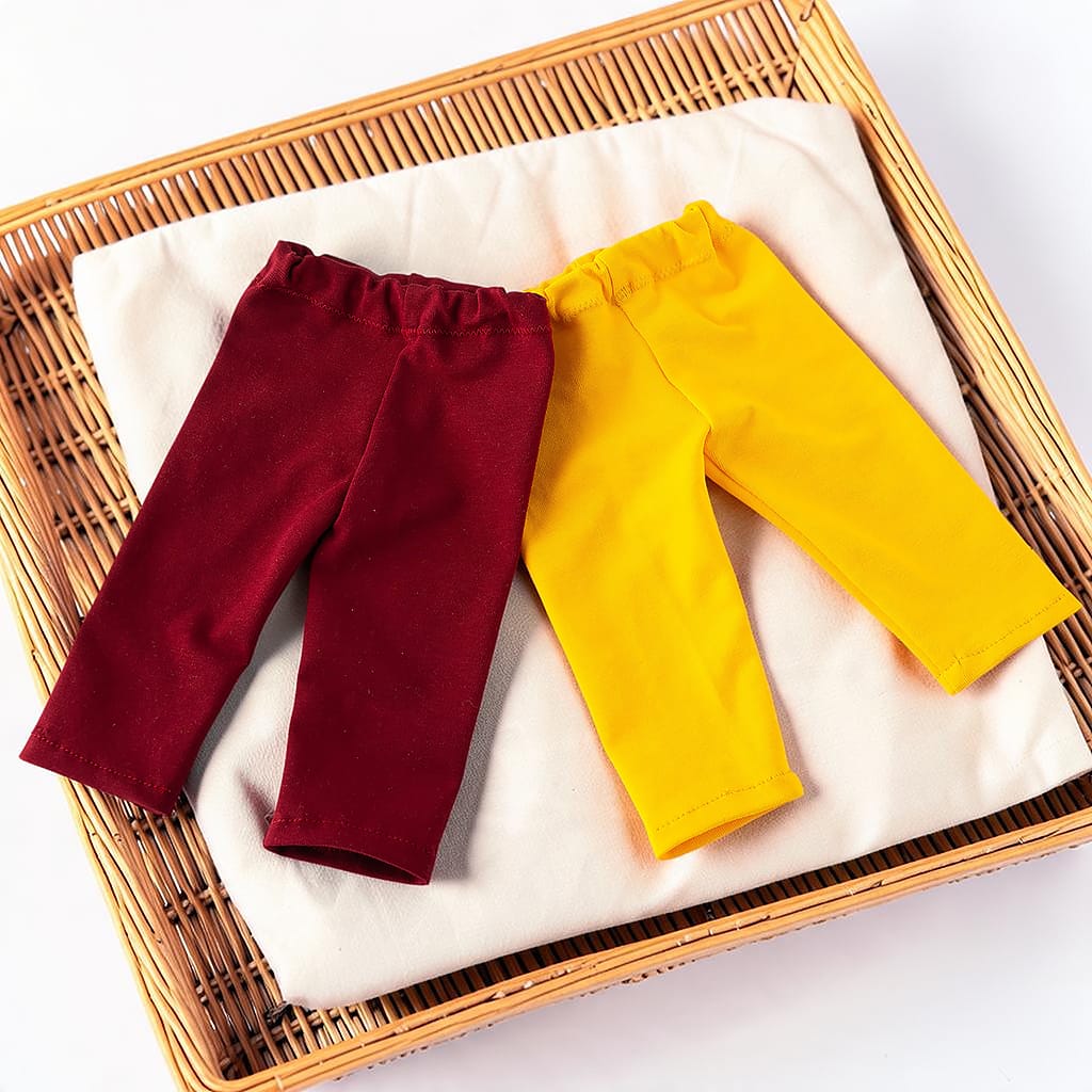 Puppenhosen aus Jersey für Waldorfpuppen mit 38 cm in Bordeauxrot und Gelb, handgenäht im Weidenkorb